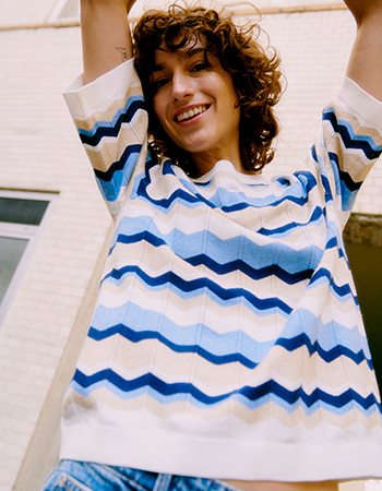 Lichte zomerse knit in zachte blauwtinten.