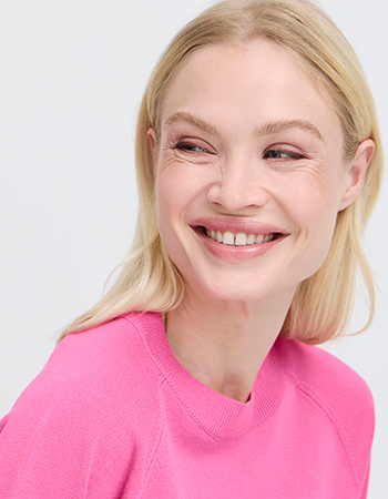 Duurzame fijngebreide trui in zachte roze tint.