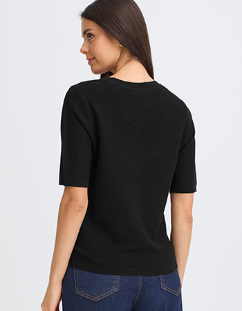 Duurzame dameskleding met rustige uitstraling.