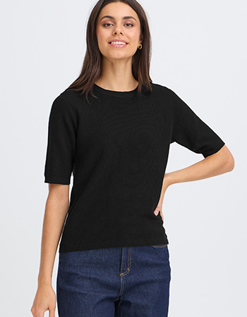 Duurzame fijngebreide trui met korte mouwen.