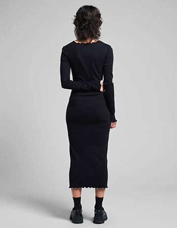 Dedicated laat zien dat duurzame mode ook trendy kan zijn: de LOFTA jurk in zwar