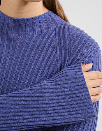 Deze FIDE trui van Dedicated heeft een aangesloten model, subtiele wijde mouwen 