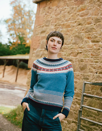 Het ERIBÉ Alpine vest in de kleur Blue Morning is gemaakt van zachte merino lams