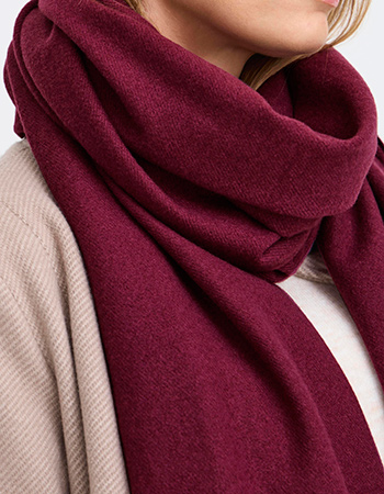 Duurzame sjaal van Fransa in diepe bordeaux tint – zacht, comfortabel en bewust 