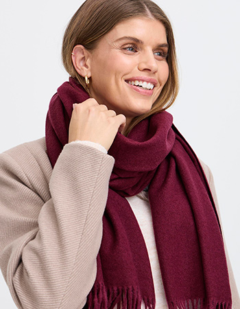 Warme en soepele Fransa-shawl in burgundy, gemaakt van restmaterialen met een lu