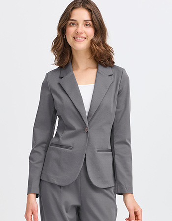 Model draagt grijze Fransa blazer met klassieke revers en één knoopsluiting – du