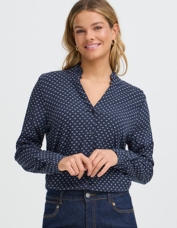 blauwe blouse op duurzame jeans