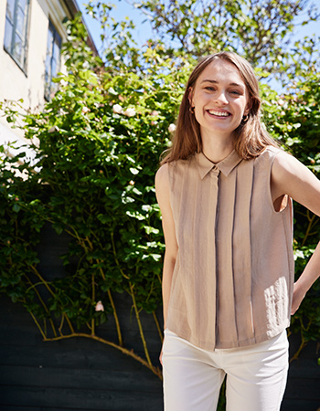 mouwloze duurzame blouse in zandkleur