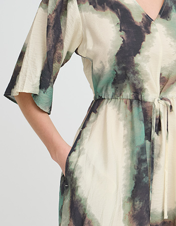 Duurzame maxi jurk met V-hals en strik in de taille, vrouwelijk en luchtig.