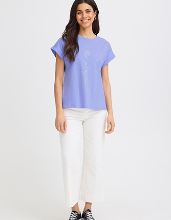 fduurzaam shirt op een duurzame witte jeans