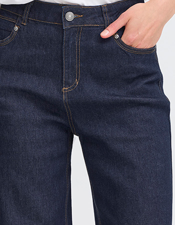 Model draagt Fransa duurzame jeans Hanna zwart met high waist en wide leg