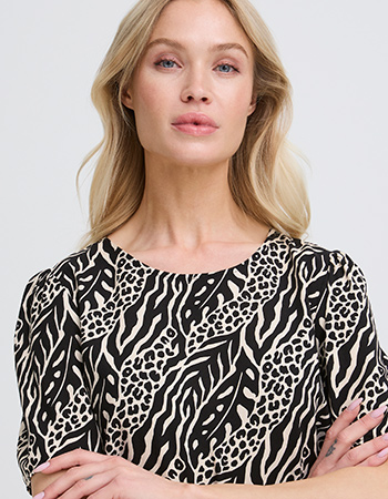 Fransa blouse met zwart-witte print.