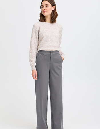 Model draagt Fransa pantalon Leonie in grijs met wijde pijpen en hoge taille – d