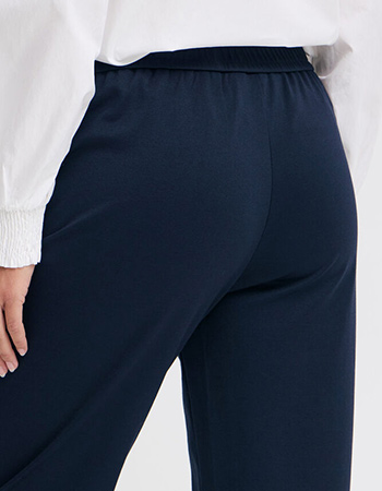 vrouwelijke pantalon met goede pasvrom