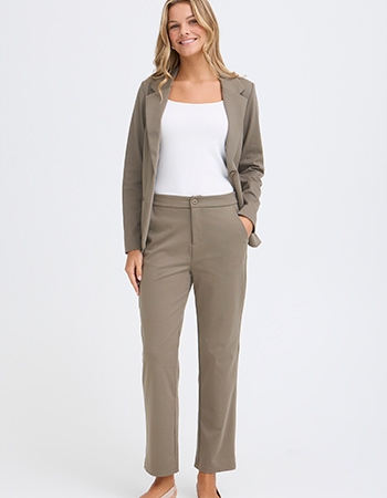 duurzame pantalon gecombineerd met blazer
