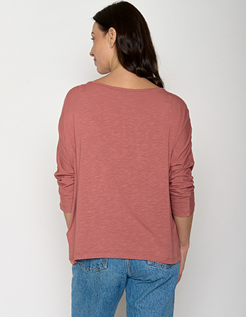 Greenbomb basic met brede halslijn, ideaal voor een bewuste garderobe.