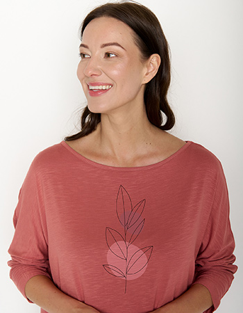 Zachte duurzame dames top met subtiele bladprint, vrouwelijk en comfortabel.
