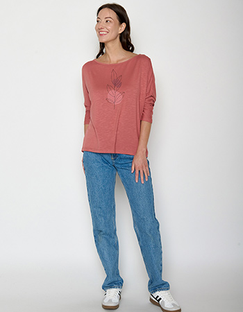 Luchtige top met 3/4 mouwen in warme oudroze tint, makkelijk te combineren.