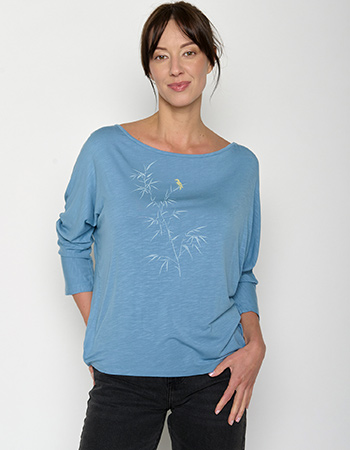 Luchtige Greenbomb top van Tencel met driekwart mouw en wijde hals.