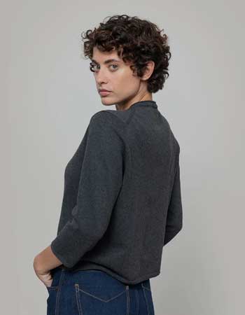 Licht grijs vest met knoopsluiting en ronde hals