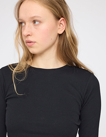 Zwarte longsleeve van Mazine met golvende details. Zacht, vrouwelijk en duurzaam