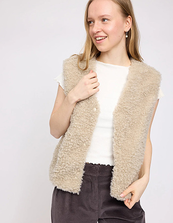 Warme faux fur bodywarmer “Amy” in crème van Mazine. Vegan en stijlvol.