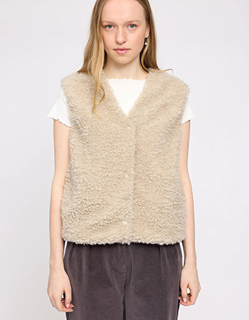 Stylish crème faux fur bodywarmer “Amy” — subtiel en warm op elk outfit.
