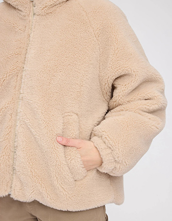 MAZINE jas in teddylook, eerlijk gemaakt van gerecyclede materialen.