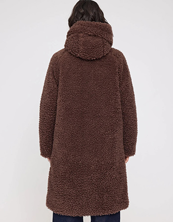 Warme en duurzame statementjas van Mazine in chestnut. Faux fur, vegan en GRS-ge