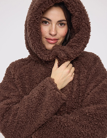 Warme lange faux fur jas van Mazine in zachte chestnut tint. Vegan, stijlvol en 