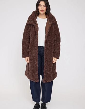 Elegante lange jas van Mazine in warme chestnut kleur. Luxe faux fur look, duurz