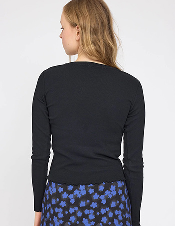 inimalistisch en vrouwelijk: zwarte longsleeve van Mazine, eerlijk gemaakt en he