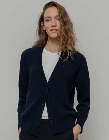 uurzaam kort vest van Rifo met V-hals en corozo-knopen.