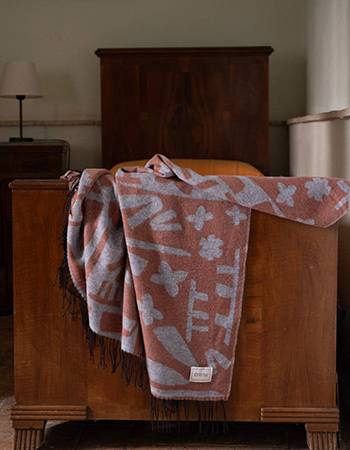 warme plaid van RIFO ideaal voor een knusse avond op de bank