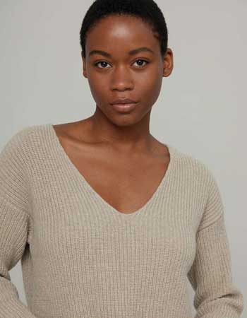 Beige V-hals trui van Rifo, gemaakt van 95% gerecycled kasjmier.