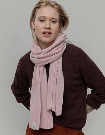 zachte sjaal van RIFO gemaakt van gerecycled wol in Italia