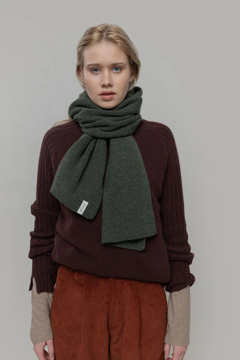 De bruine sjaal van Rifò is gemaakt van gerecycled kasjmier en met vakmanschap g