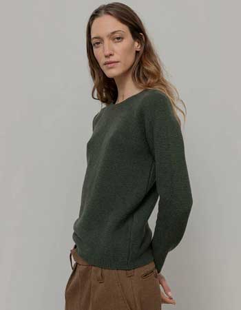 Tijdloze Rifo sweater in donkergroen, fair geproduceerd in Toscane, Italië.
