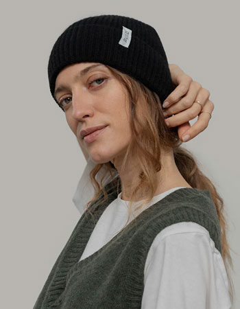 De zwarte beanie van Rifò is gemaakt van gerecycled kasjmier en combineert Itali