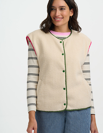 Mouwloos fleece vest dat makkelijk combineert met truien en longsleeves voor een