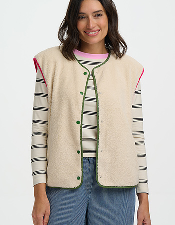 Praktisch laagjes gilet dat zachtheid, draagcomfort en bewuste materiaalkeuze sa