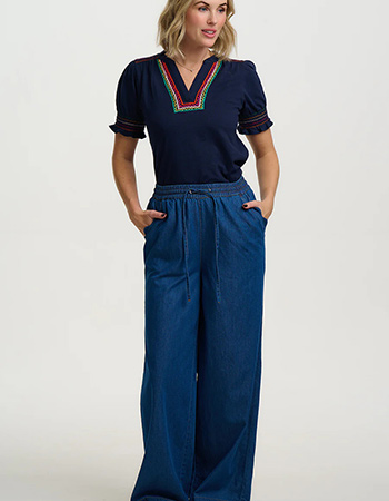 duurzame comfortabele jersey top met V-hals en borduurdetail