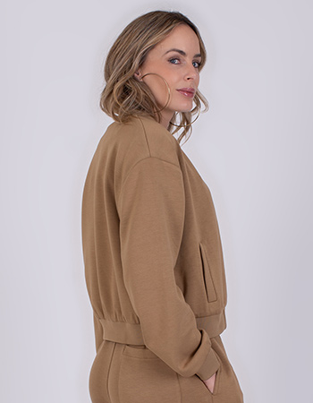 Comfortabel tussenjasje dat moeiteloos combineert met een broek, jurk of blouse.