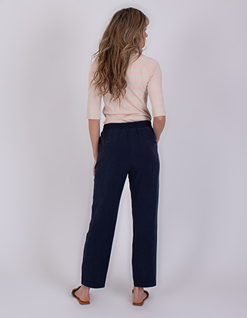 Pantalon van natuurlijke materialen, ontworpen voor comfort en stijl op warme da