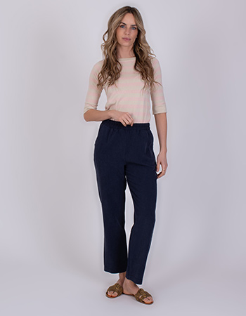 Donkerblauwe pantalon van The Clothed met een soepele valling en zomers draagcom