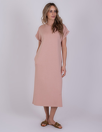 Jurk met subtiele glans die net wat rijker oogt dan een basic model.