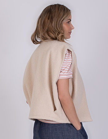 Minimalistische gilet van The Clothed, tijdloos en makkelijk te combineren in el