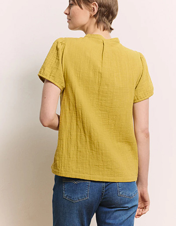 Luchtige bio katoenen blouse met tijdloze uitstraling en comfortabele pasvorm.