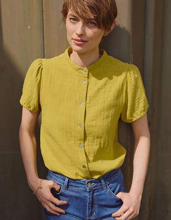 Duurzame blouse van biologisch katoen met korte mouw en knoopsluiting.