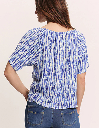 rouwelijke blouse met batik print en comfortabele pasvorm van duurzame viscose.